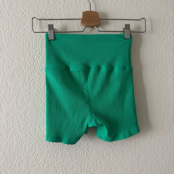 Carbon 38 ribbed green athletic shortie shorts - Picture 4 of 5